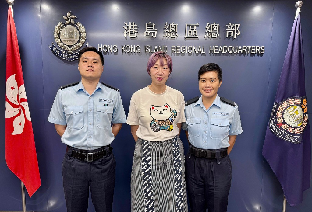 港島總區失蹤人口調查組警員許興成(左)及西區警區軍裝巡邏小隊警員周安琪(右)講述利用定位裝置的尋人經過,失蹤伯伯的女兒吳女士(中)對警方的協助感激不已。 港島總區失蹤人口調查組警員許興成(左)及西區警區軍裝巡邏小隊警員周安琪(右)講述利用定位裝置的尋人經過,失蹤伯伯的女兒吳女士(中)對警方的協助感激不已。