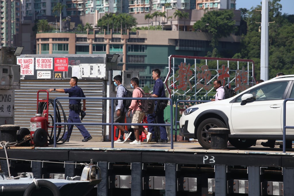 多名非华裔男子相信为非法入境者被接载至香港仔水警基地。刘汉权摄