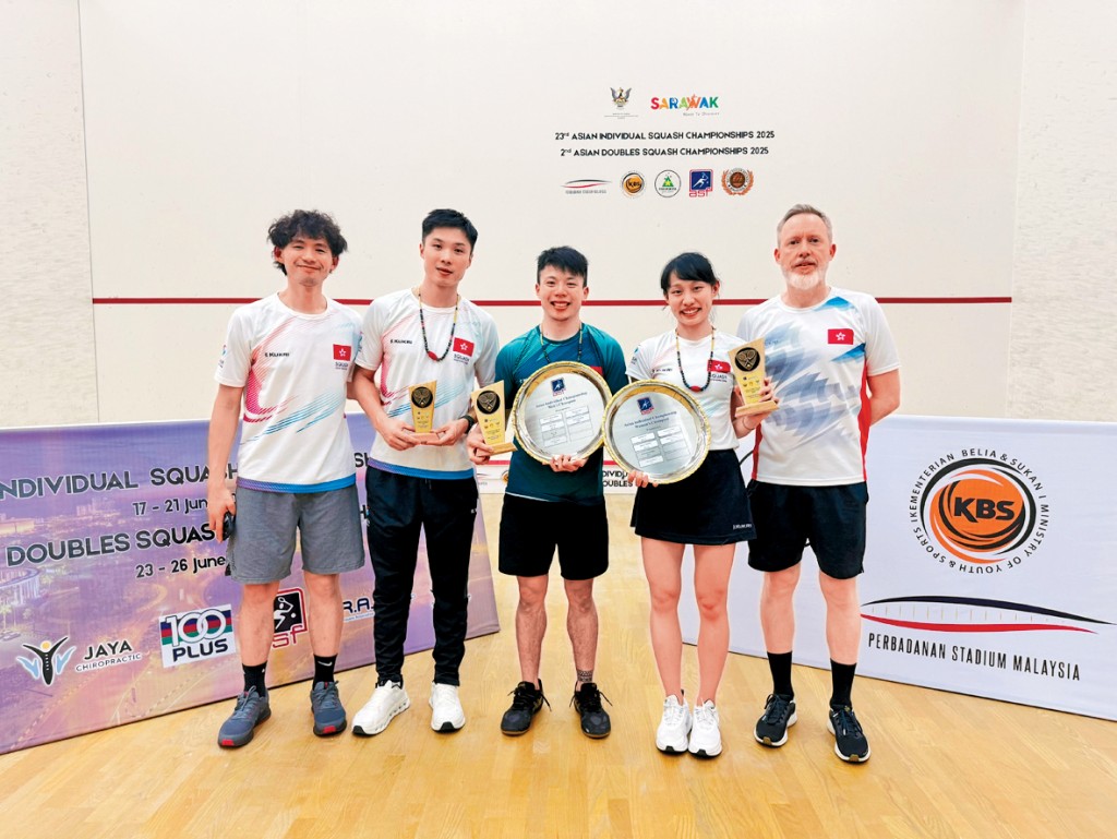 3位獎牌得主跟總教練鄭培德(PG)(右一)及師兄李浩賢(左一)合照。