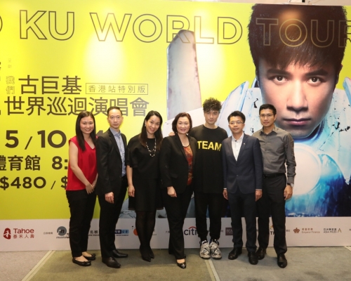是次冠名贊助商泰禾人壽行政總裁蔡惠儀和團隊與基仔合照。