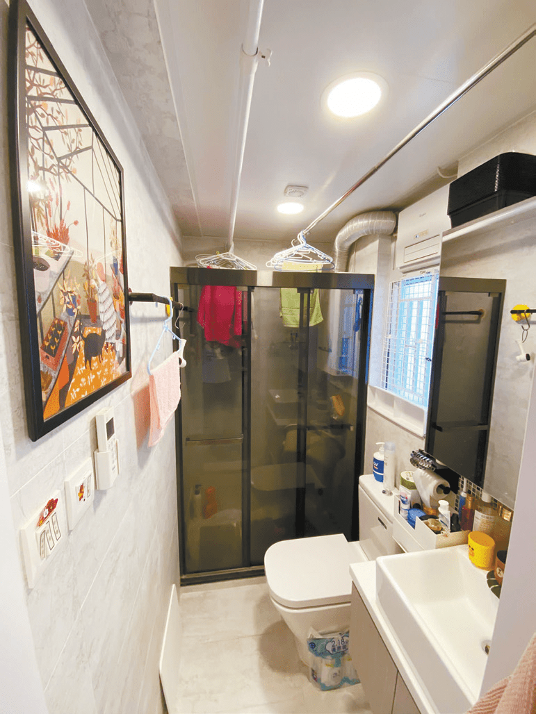 浴室设有窗户，有助排走湿气。