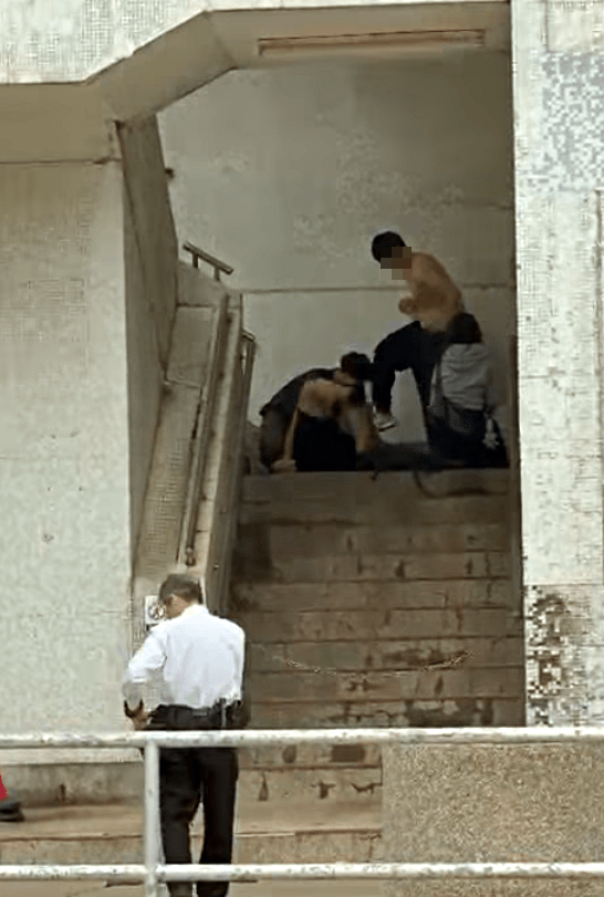 一名男子被人按在地上。網圖