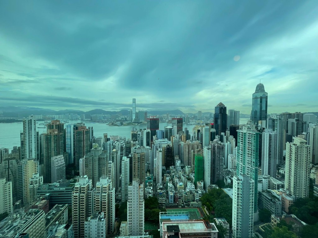 單位享有開揚中上環城市景致，又可飽覽維港美景。