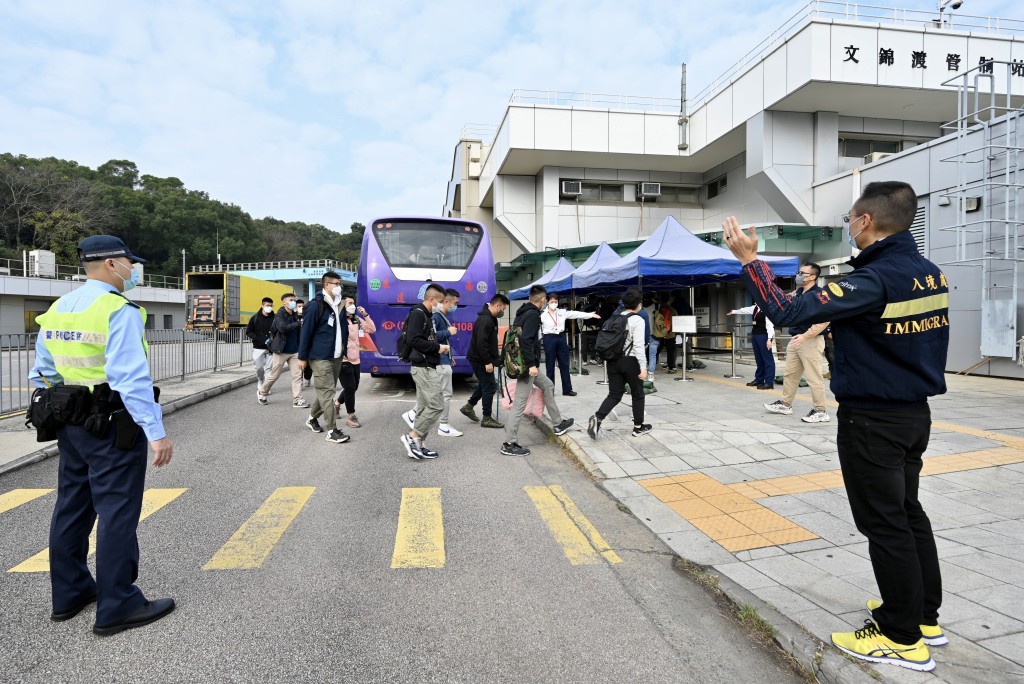 入境事务处及香港警务处人员与模拟旅客于文锦渡管制站进行演练。