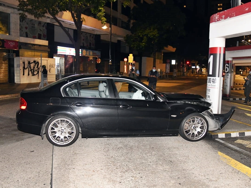 涉事私家車車身打橫，攔住隔壁7號線的車坑出口。
