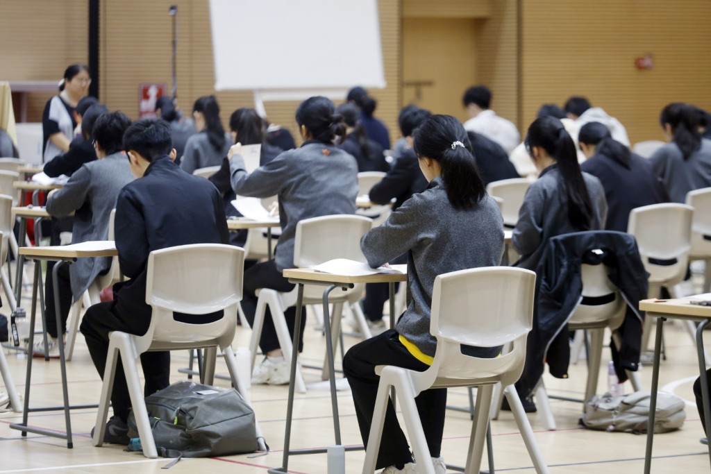 至于今届内地考生的考试情况，考评局指无发现任何异常情况，仅一人投诉噪音，已按既定机制处理。