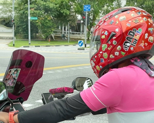 電單車外賣員頭盔貼滿不同的卡通圖案貼紙。Bart Salleh FB圖片