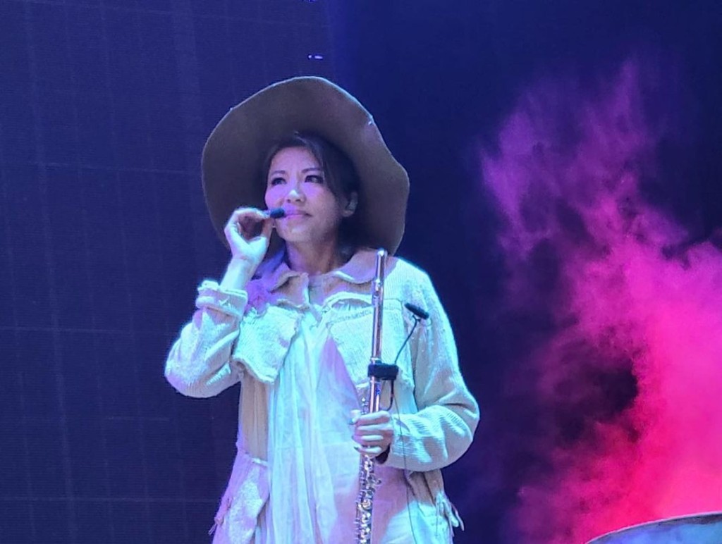 康子妮有份参演郑伊健演唱会。