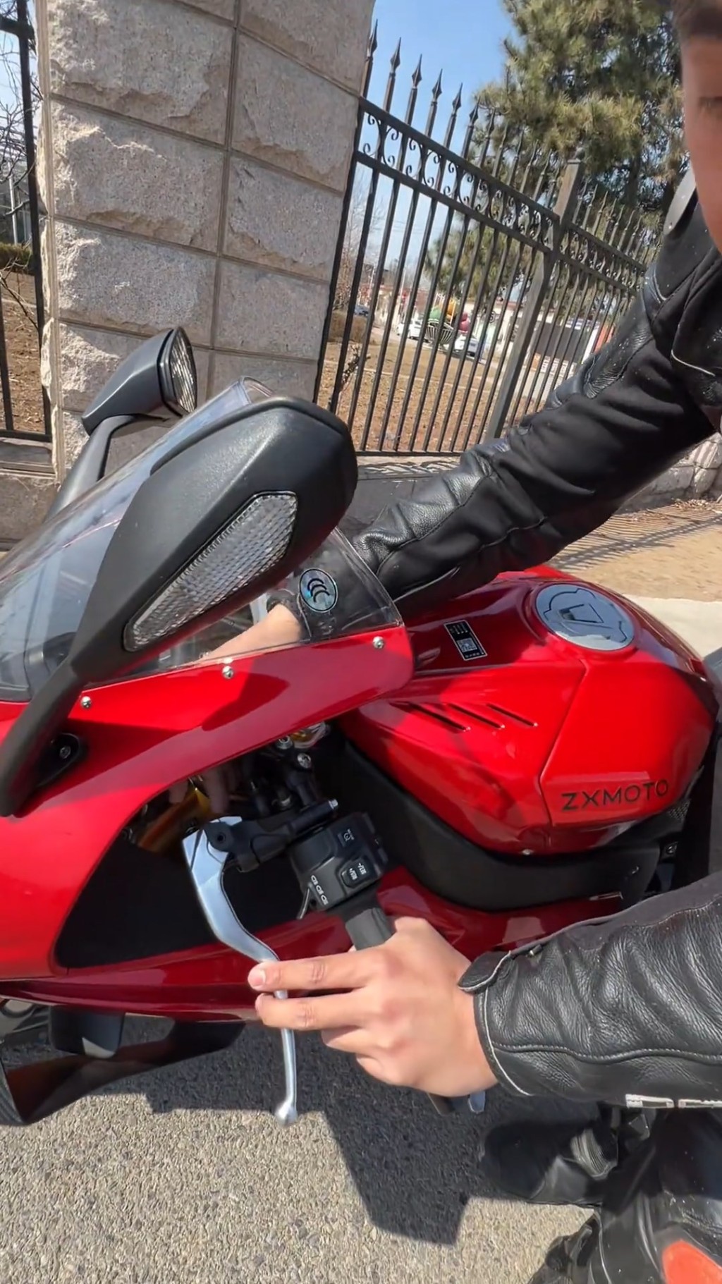 「黃油膩」試車途中不幸喪生。抖音@黃油膩的日常/縱覽新聞 「黃油膩」試車途中不幸喪生。抖音@黃油膩的日常/縱覽新聞