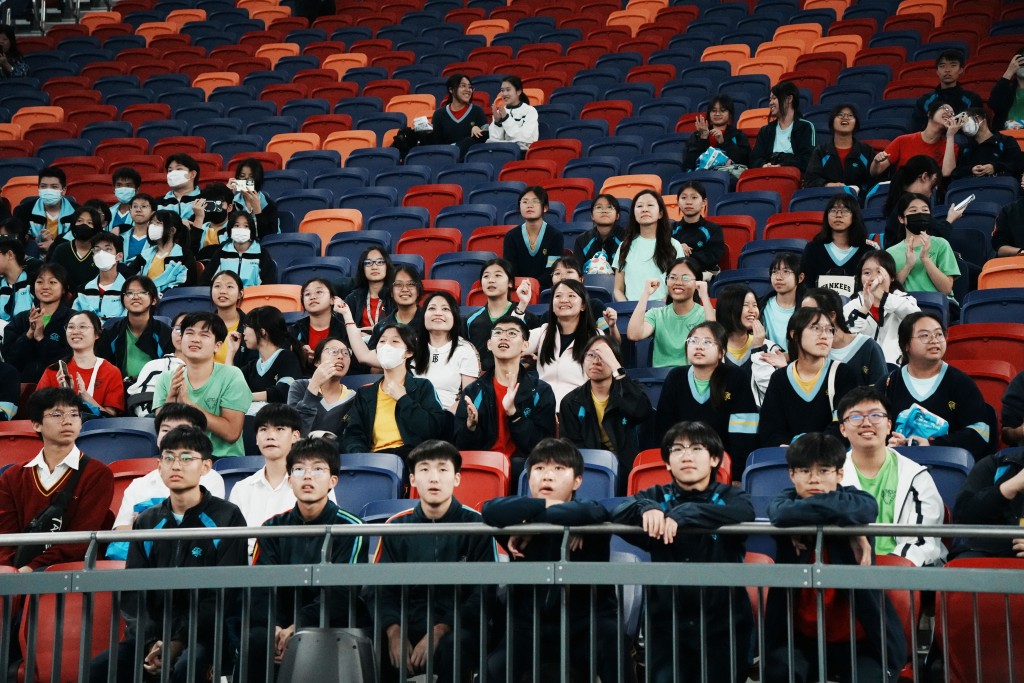 有學校安排學生入場觀賽。