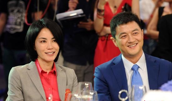 王菲（左）连续十年以匿名捐赠人身份向嫣然天使基金会共计捐款3268万，引发舆论热议。 中新社资料图