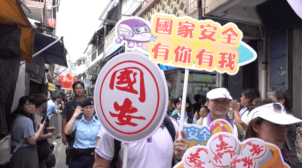 國安飄色巡遊中除了汽球升空外,亦有大量國安宣傳標語,沿途獲民眾拍手歡迎。 國安飄色巡遊中除了汽球升空外,亦有大量國安宣傳標語,沿途獲民眾拍手歡迎。