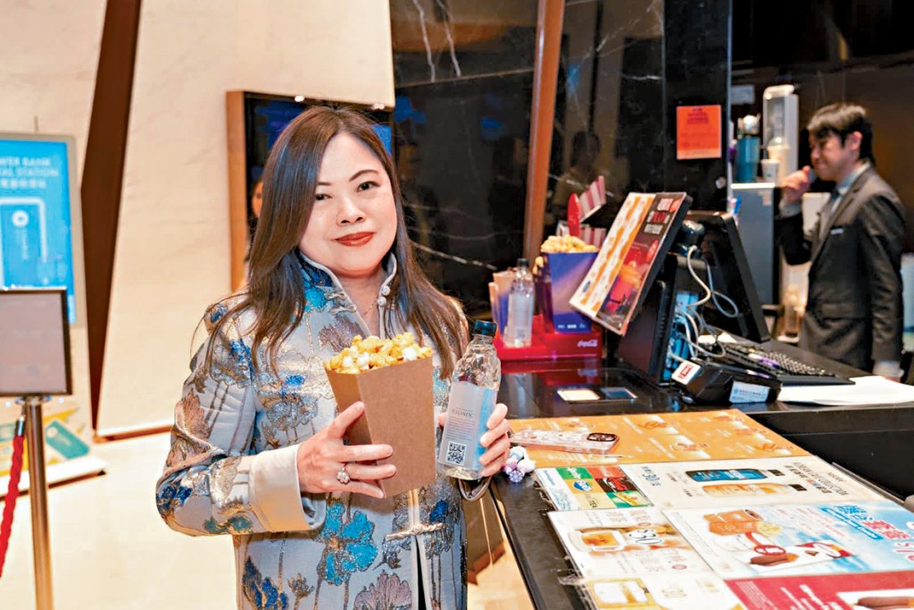 《給阿嬤的情書》在港公映首日，羅淑佩即購票入場欣賞，仲買爆谷支持戲院營運。