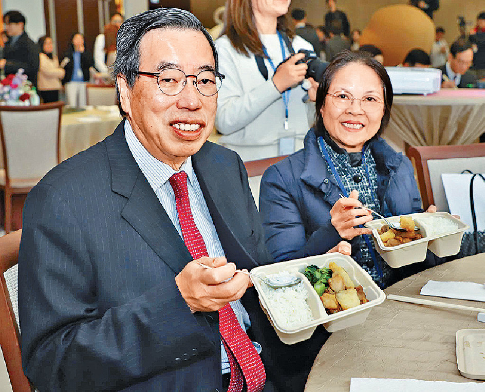 ■環境及生態局副局長黃淑嫻與立法會主席梁君彥在「惜食體驗日」親嘗惜食堂以剩食烹煮而成嘅熱飯餐。