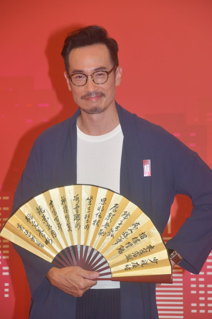 扮演教授出口成詩。