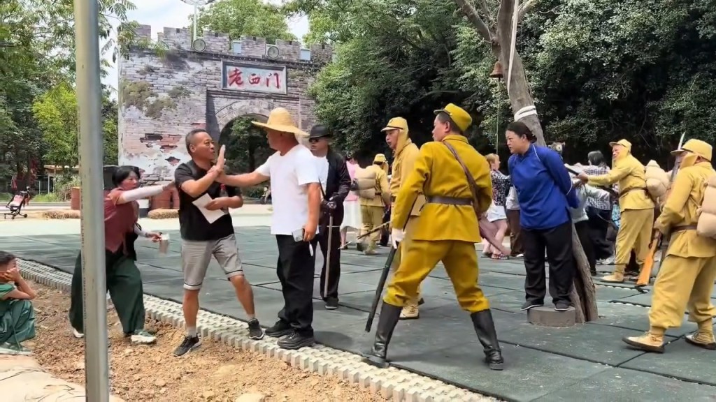 觀眾疑太入戲衝上台打「日軍」,事後返回座位。極目新聞 觀眾疑太入戲衝上台打「日軍」,事後返回座位。極目新聞