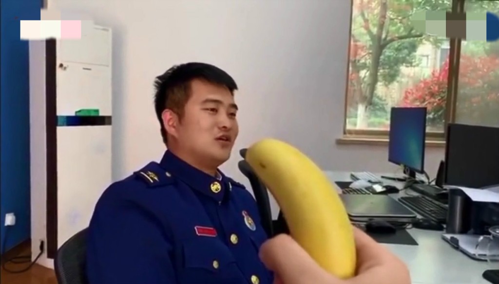 將大媽救起的消防員葉陽。 影片截圖