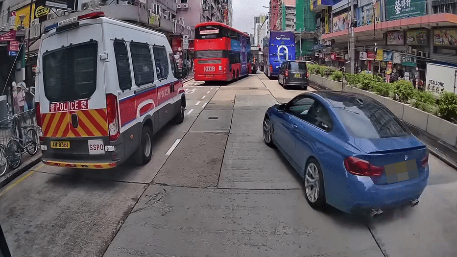 藍色寶馬被一部警車追趕至深水埗長沙灣道近桂林街交界。FB:車cam L(香港群組) 藍色寶馬被一部警車追趕至深水埗長沙灣道近桂林街交界。FB:車cam L(香港群組)
