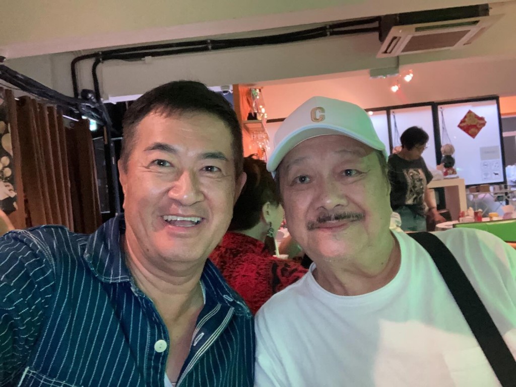 鄧梓峰近日分享與大AL的合照。