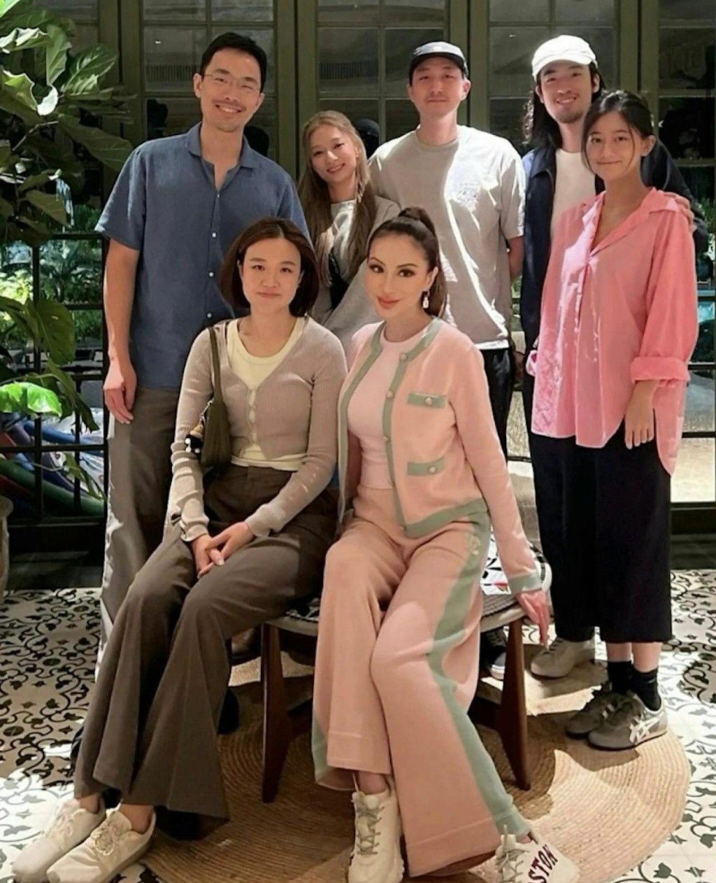 薛芷倫在兒子甩拖後，火速移除母親節一家人與吳家忻的網上合照。