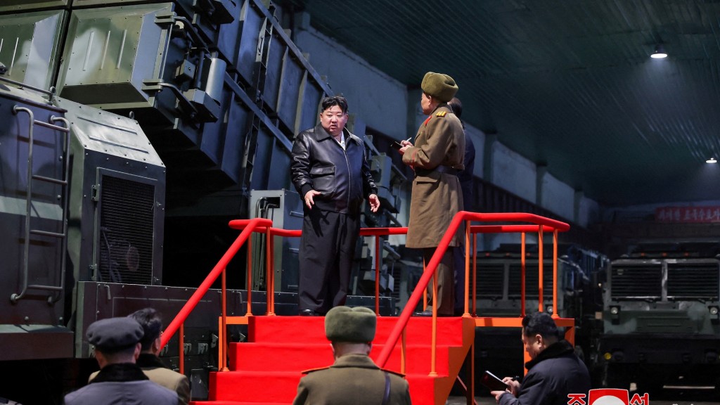 金正恩視察兵工廠時表示，指南韓是「朝鮮主要敵人」。 路透社