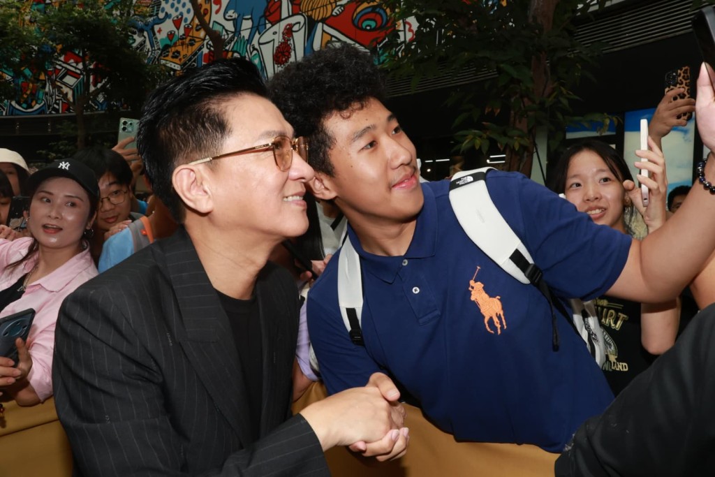 張家輝與支持者合照。
