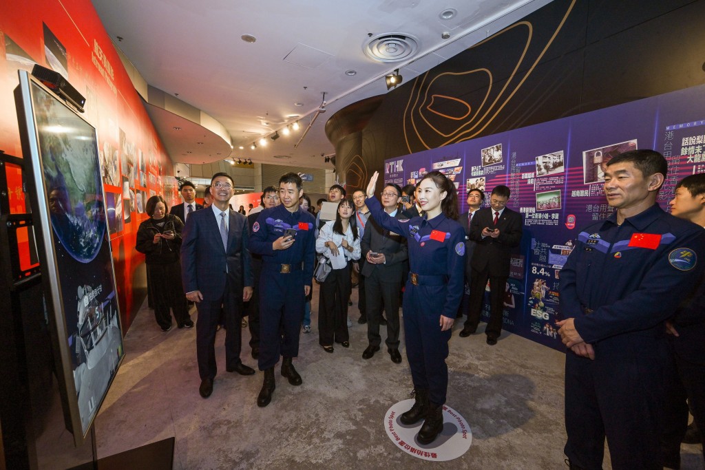 王亞平（前排右二）體驗「中國載人航天工程展」的互動展品。