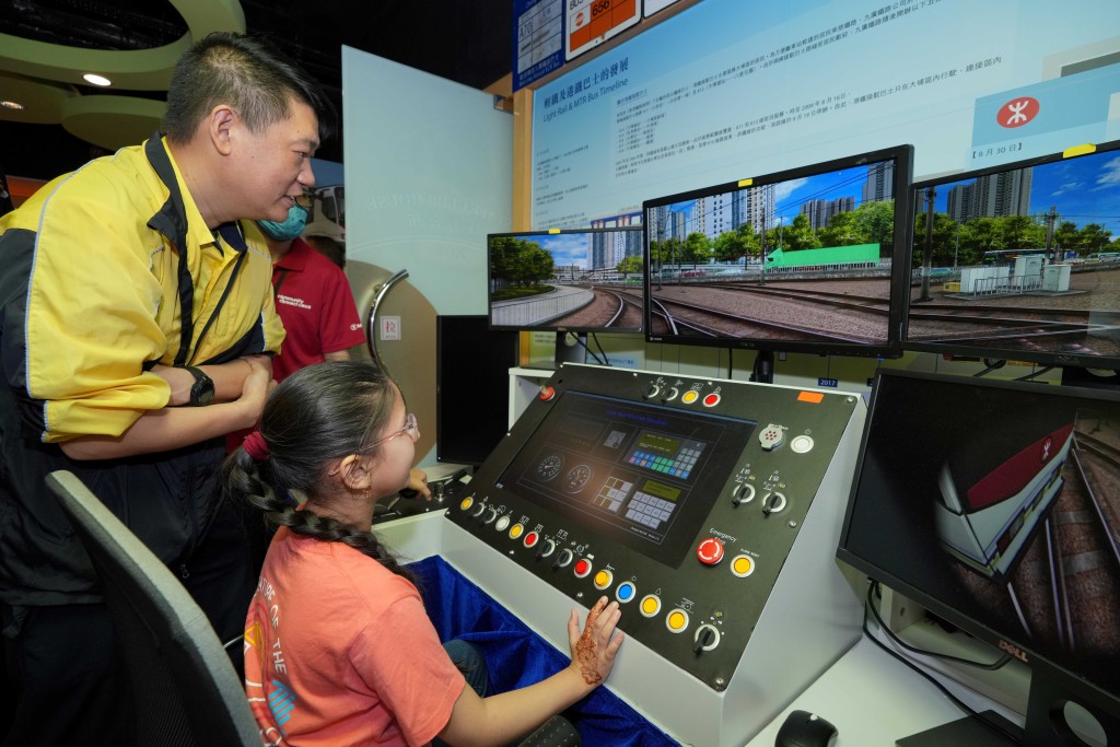 “轻铁游乐屯”邀请少数族裔参观轻铁车务控制中心，深入了解系统的日常运作。