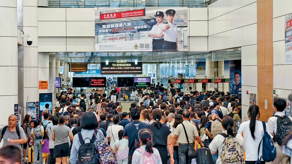 深圳灣口岸昨傍晚北上人流絡繹不絕。