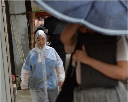 長洲在下午1時15分的過去一小時錄得超過70毫米雨量。