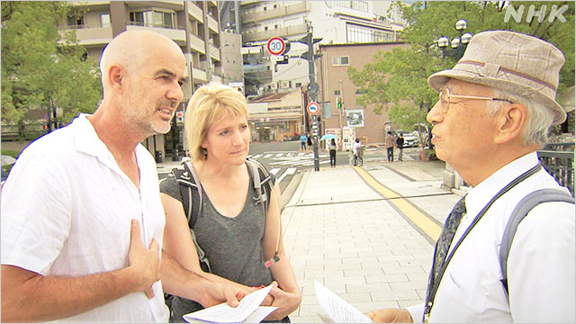 澳洲游客用心聆听饭田国彦分享。NHK截图