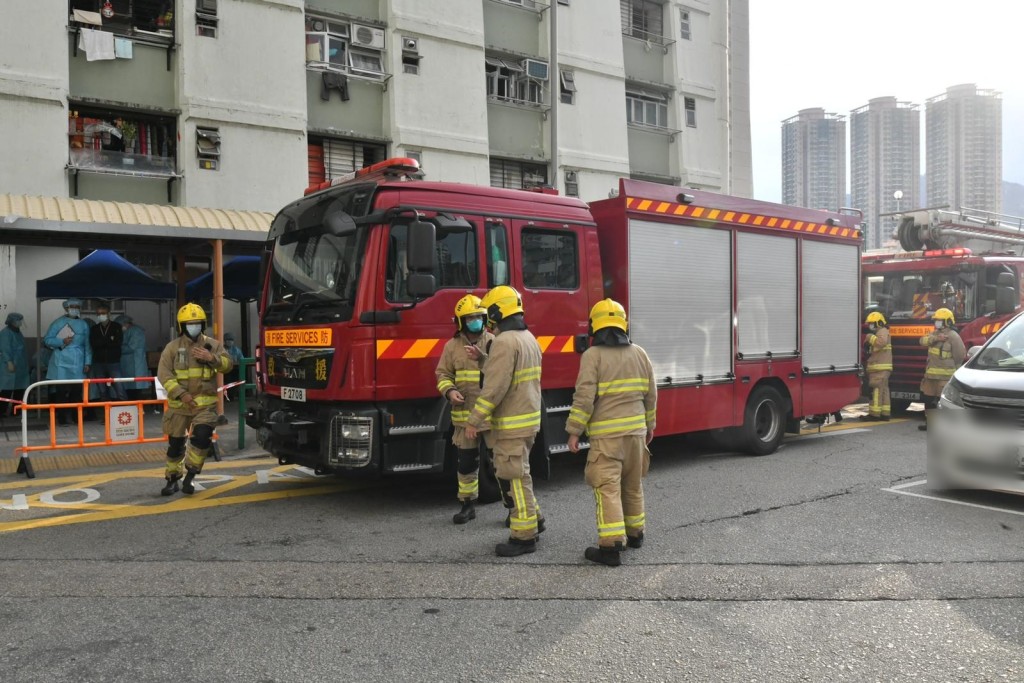大廈曾響起消防鐘，多輛消防車到場。