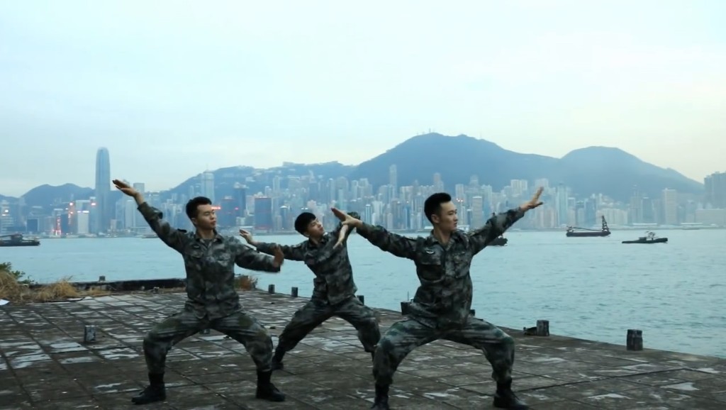 駐港解放軍以維港背景起舞。影片截圖