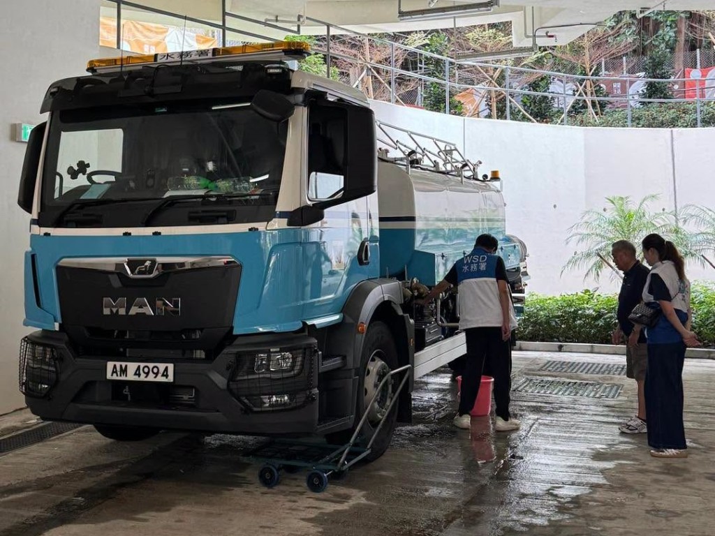 水務署部署水車水箱,以備居民不時之需。FB:滴惜仔 水務署部署水車水箱,以備居民不時之需。FB:滴惜仔