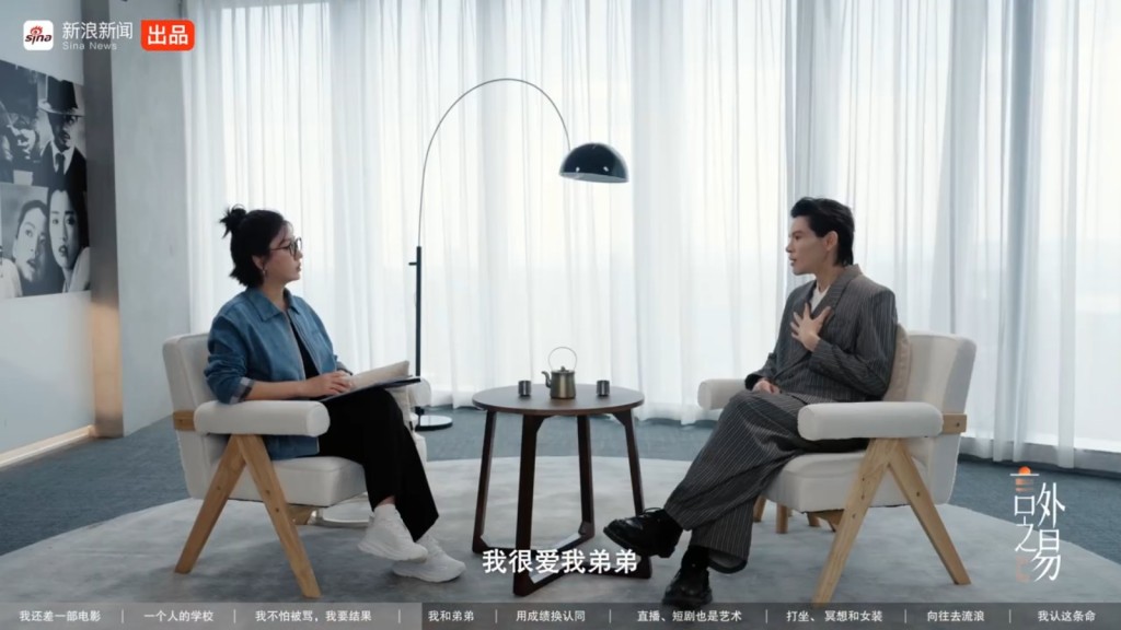向佐近日接受內地傳媒易立競的《言外之易》訪問。