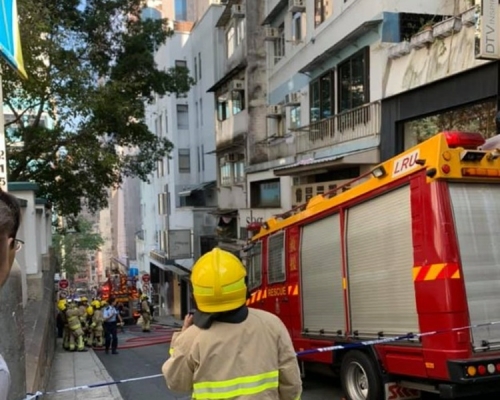 消防到場26分鐘後將火救熄。網民:Christine Cheung香港突發交通報料區