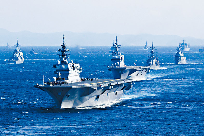 日本護衞艦「出雲號」帶領其他艦隻參加「國際觀艦式」。