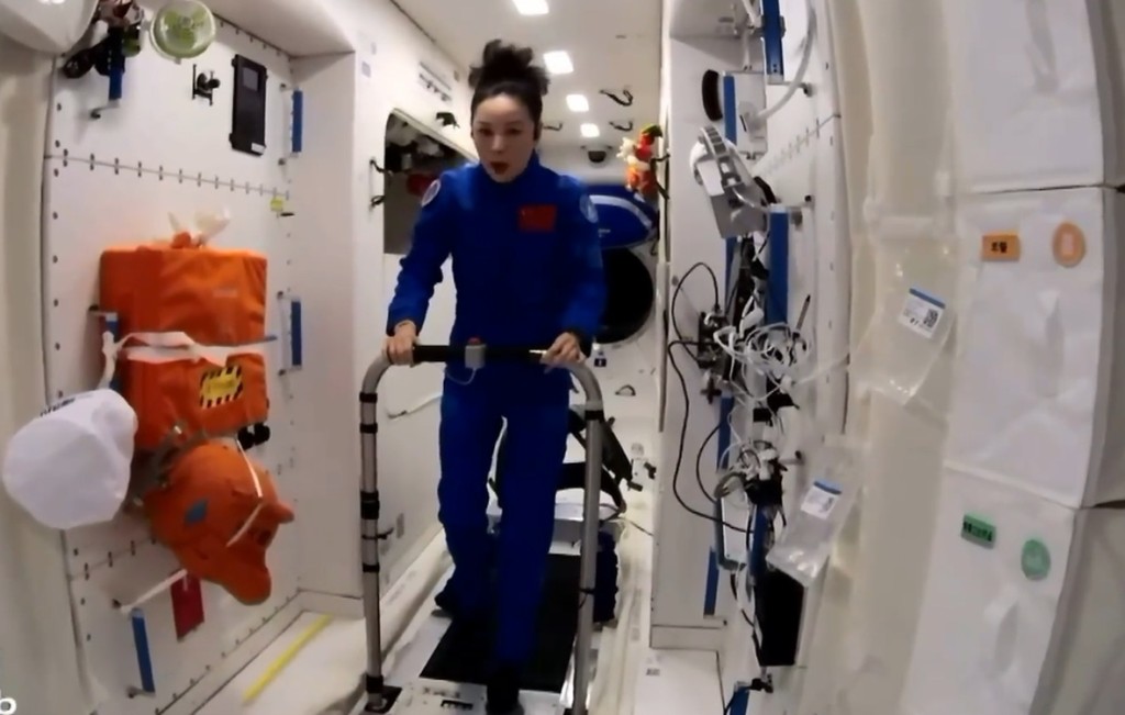 王亞平親身演示了「太空跑步機」。