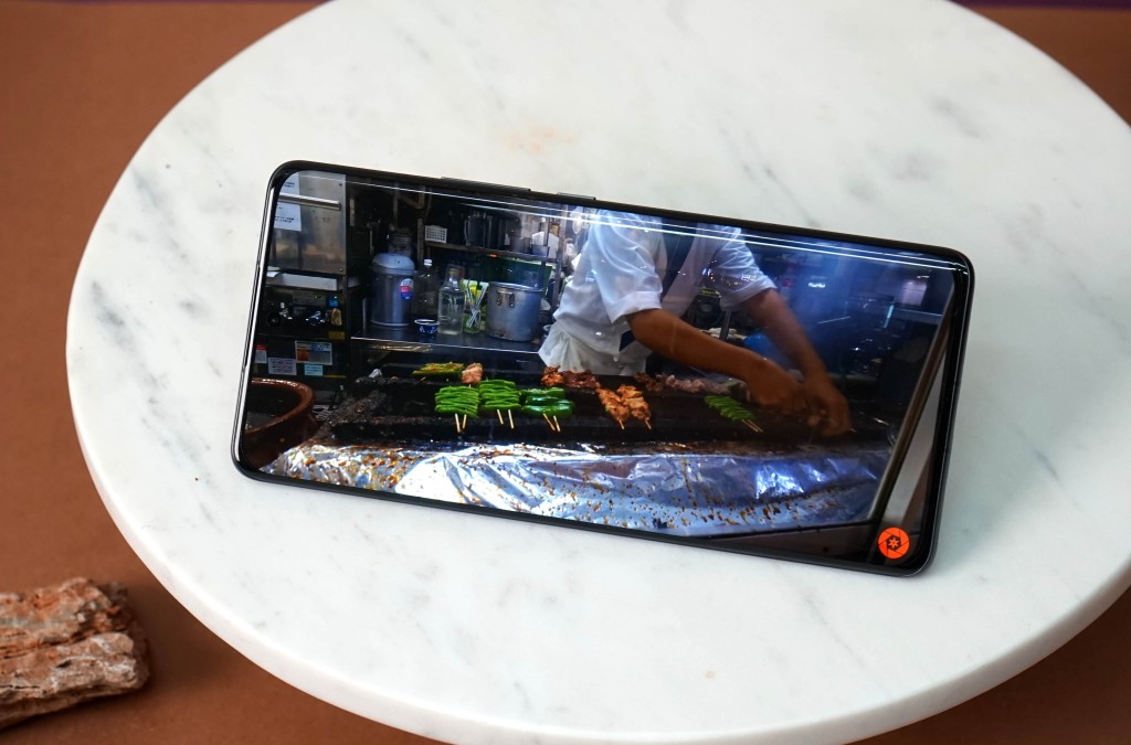 熒幕亮度十足之餘,同時支援Dolby Vision及HDR 10+格式。 熒幕亮度十足之餘,同時支援Dolby Vision及HDR 10+格式。