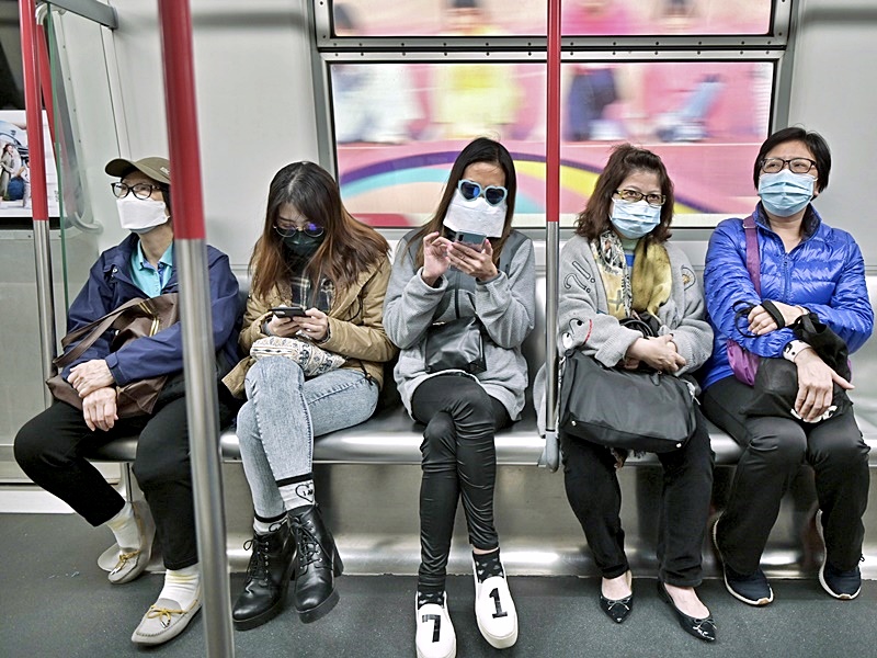港大深圳醫院早前曾教路,以廚房紙加上透明膠片,自製遮面式口罩,有市民亦仿效暫代口罩一用(中)。李睿哲攝