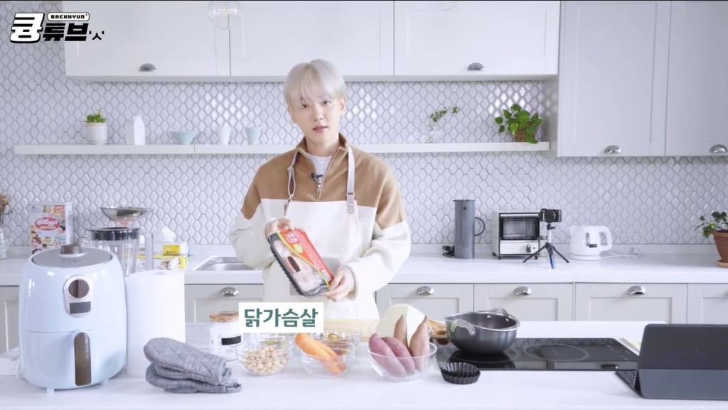 伯贤边整边学。