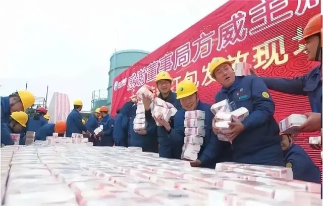 員工懷抱大摞現金。