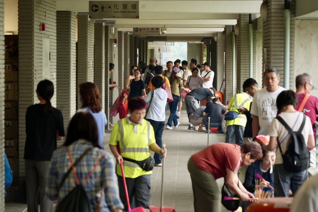 重阳节不少孝子贤孙会买齐祭品上市扫墓。资料图片