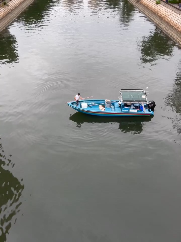 一名男子駕駛小艇到場,撈起至少9條魔鬼魚,有大有小。網上片段截圖 一名男子駕駛小艇到場,撈起至少9條魔鬼魚,有大有小。網上片段截圖