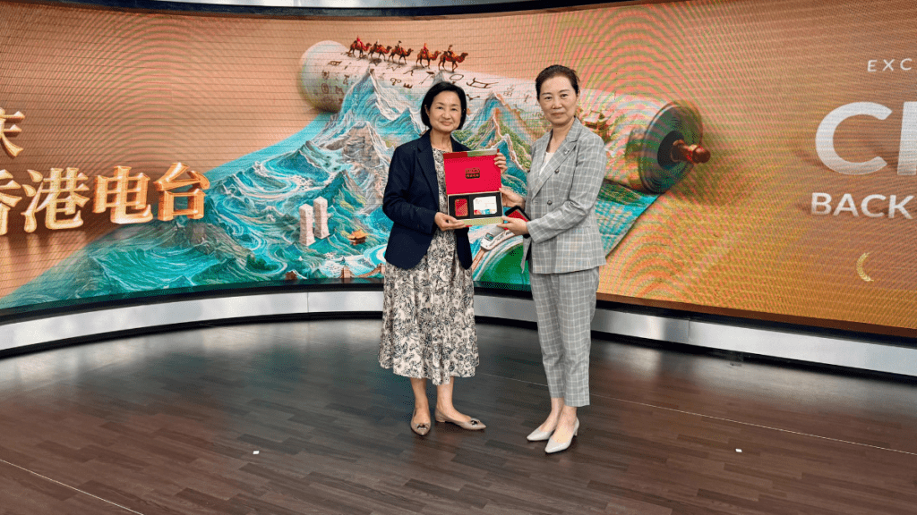 廣播處長關婉儀（左）與上海台副台長吳茜（右）落實兩台進一步合作方向。港台供圖