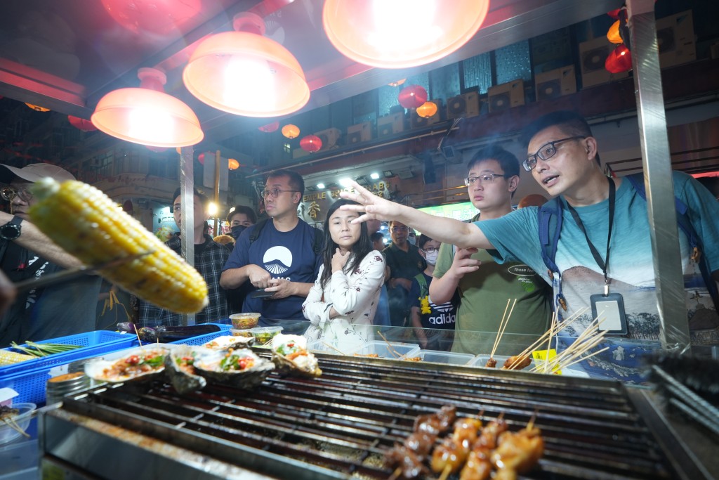 夜市设有22个特色美食摊位及近10个怀旧小食流动摊档。刘骏轩摄