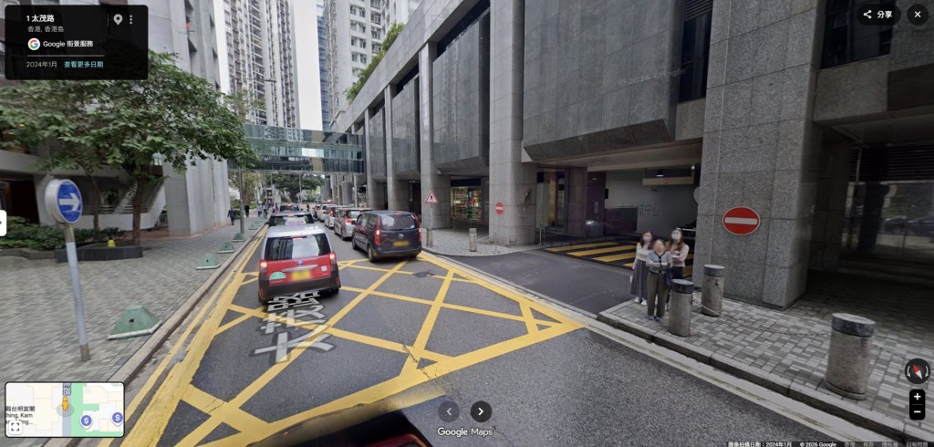 長遠而言，他建議在該出口的行人過路處加裝「紅綠燈」，有節奏地分段放行車輛，根治「人車爭路」的死結。Google Maps街景