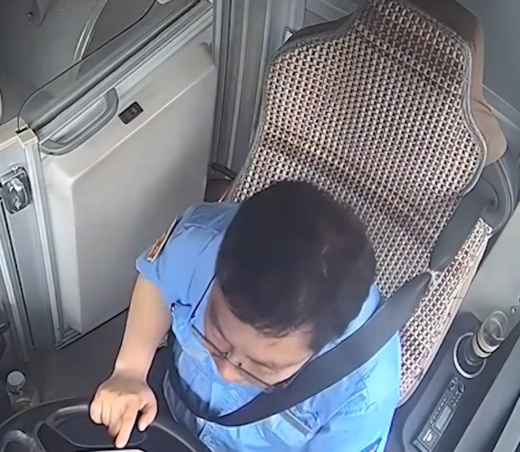 闭路电视拍下周俞临终前将巴士刹停的情况。