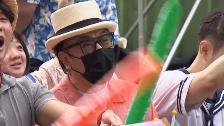 蔡康永現身民進黨候選人沈伯洋造勢會。 threads