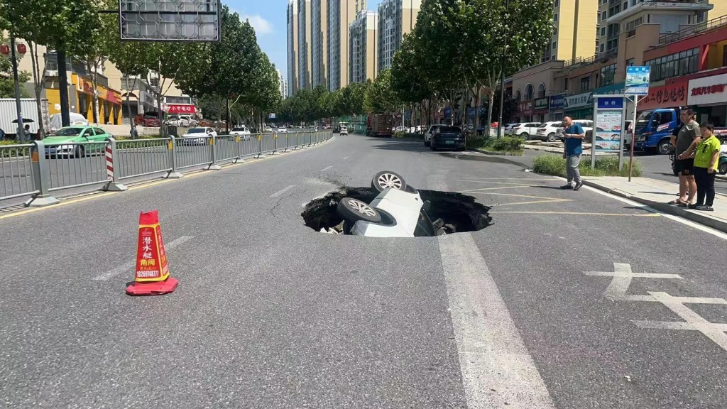 合肥道路突塌陷吞沒越野車。極目新聞 合肥道路突塌陷吞沒越野車。極目新聞
